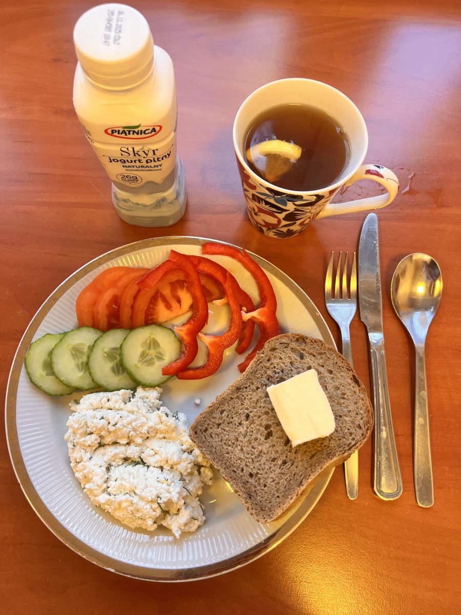 Chleb żytni, pomidor, ogórek, papryka, twarożek, herbata