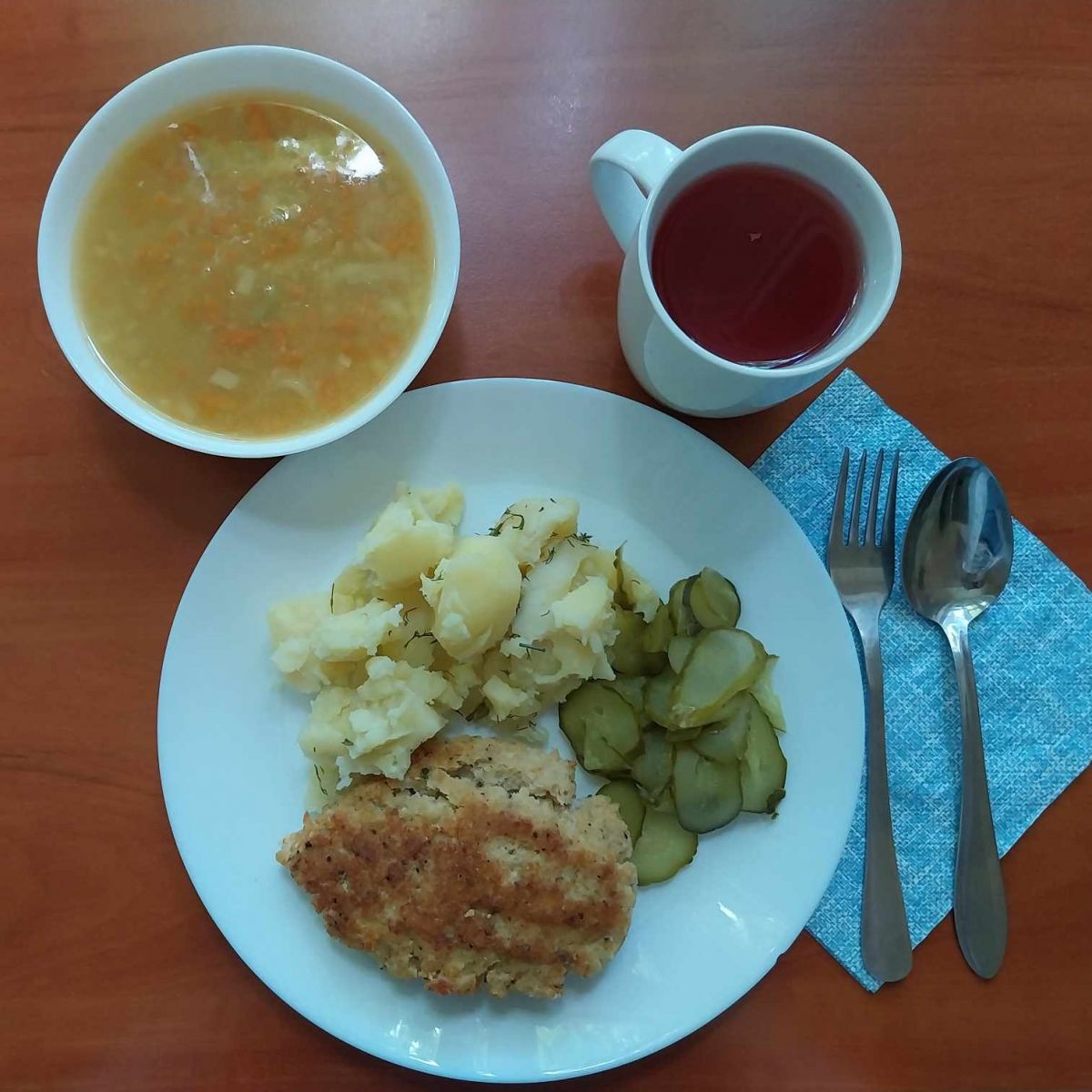 ZUPA Z SOCZEWICY, KOTLET RYBNY, ZIEMNIAKI, KISZONY OG&Oacute;REK, KOMPOT