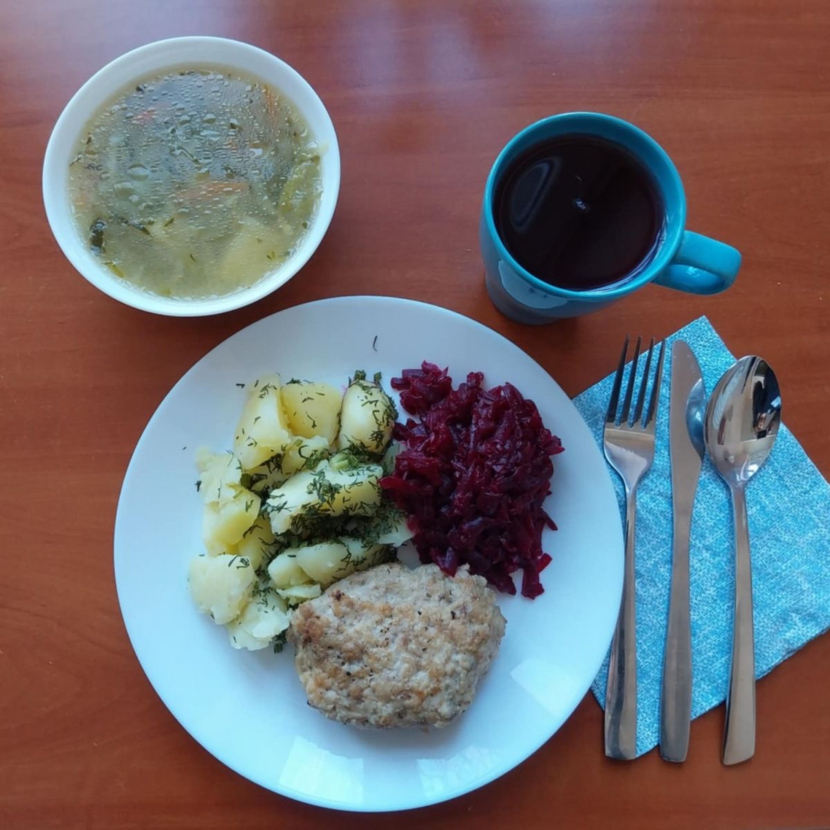 zupa og&oacute;rkowa, kotlet mielony z ziemniakami i burakami, kompot