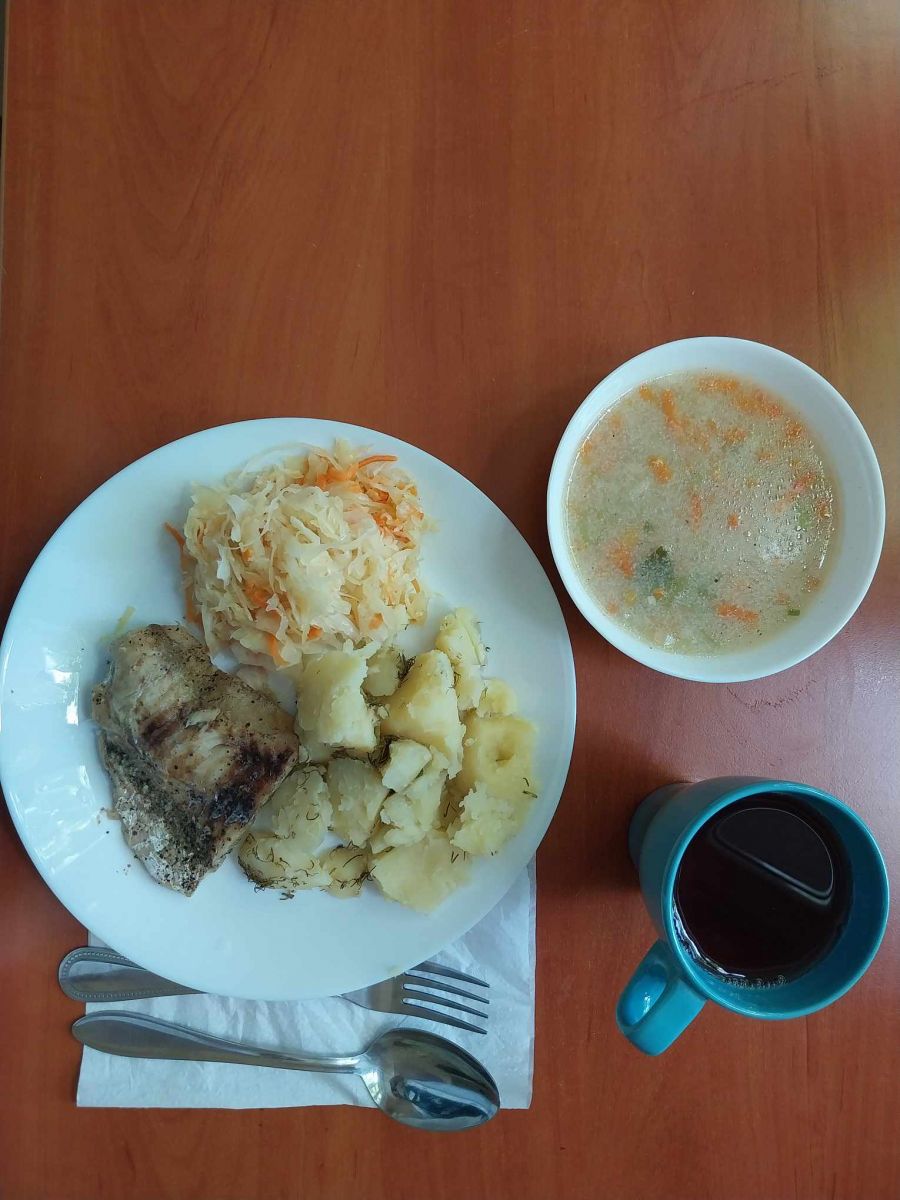 zupa wiosenna, filet rybny pieczony, ziemniaki, sur&oacute;wka z kiszonej kapusty, kompot