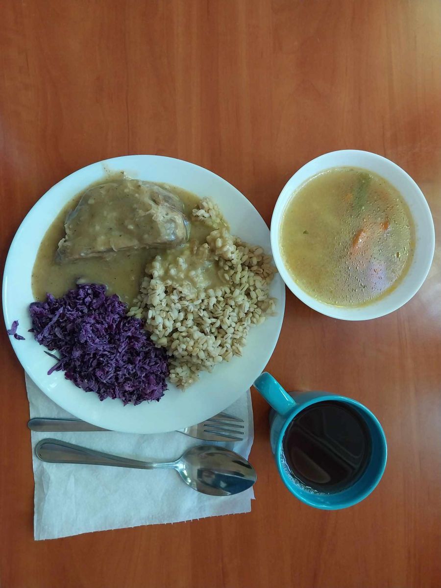 zupa kalafiorowa, kark&oacute;wka z kaszą i kapustą, kompot