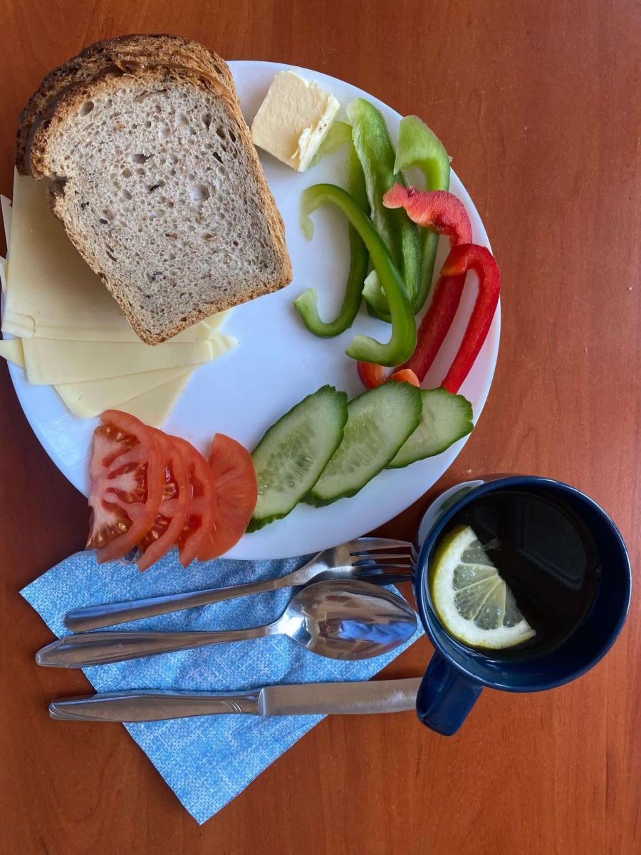 chleb, warzywa, masło, ser, herbata 