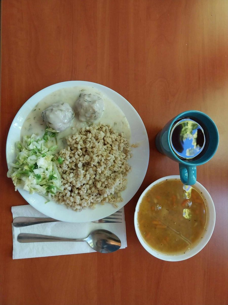 zupa, pulpety z kaszą i sur&oacute;wką, kompot