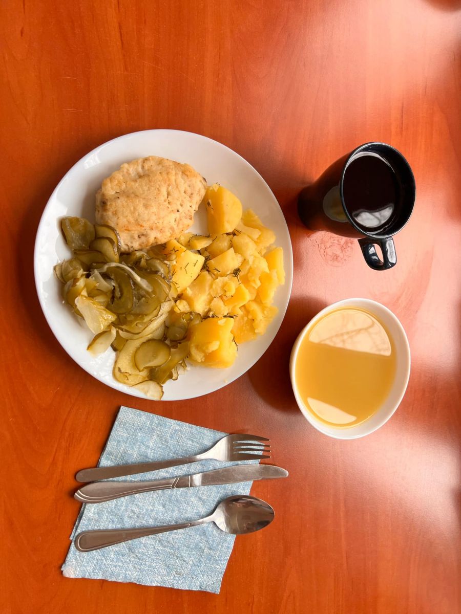 ziemniaki, kurczak, koperek, sałatka z ogórka