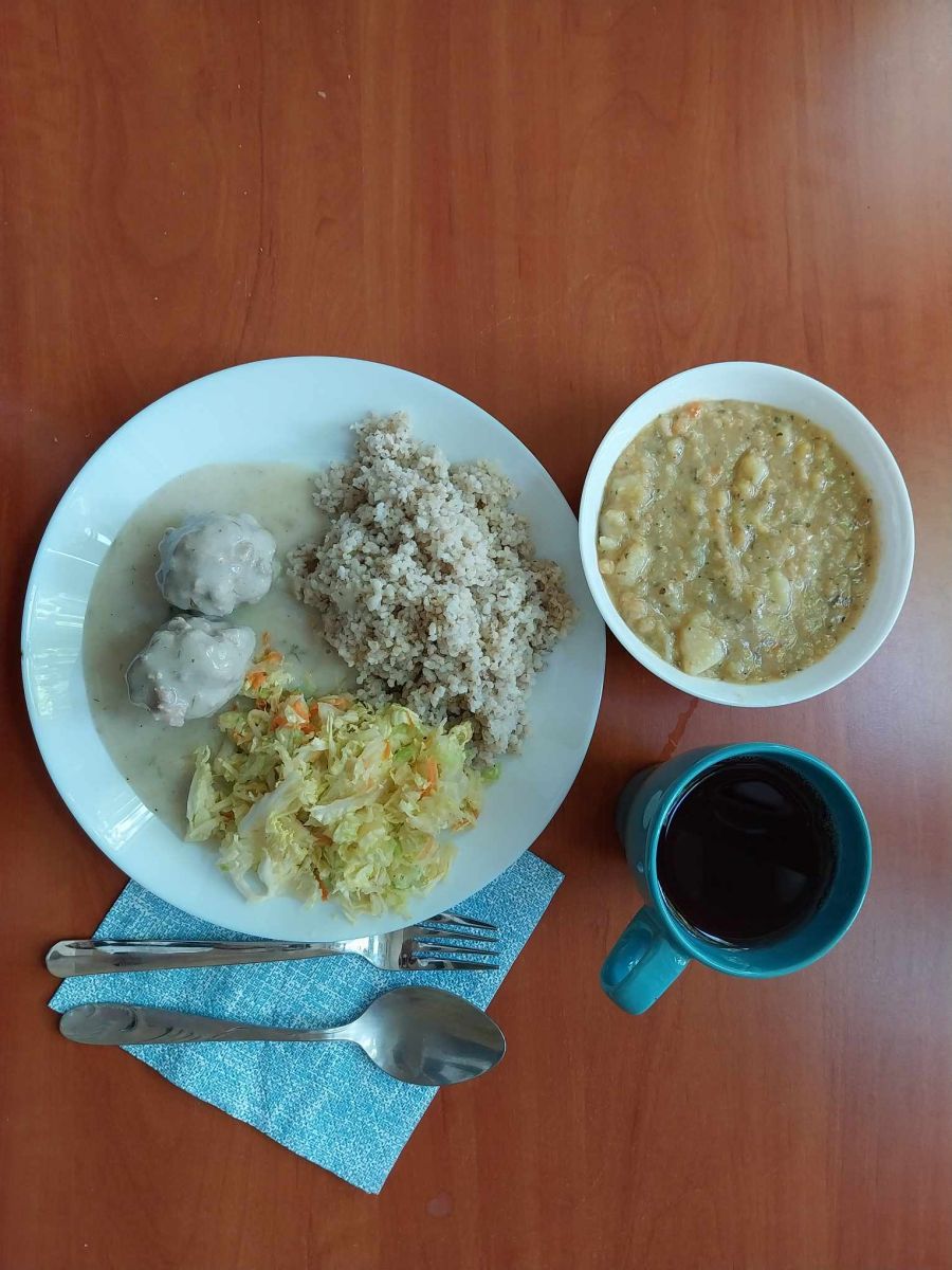 zupa grochowa, klopsy z kaszą i sur&oacute;wką z kapusty pekińskiej