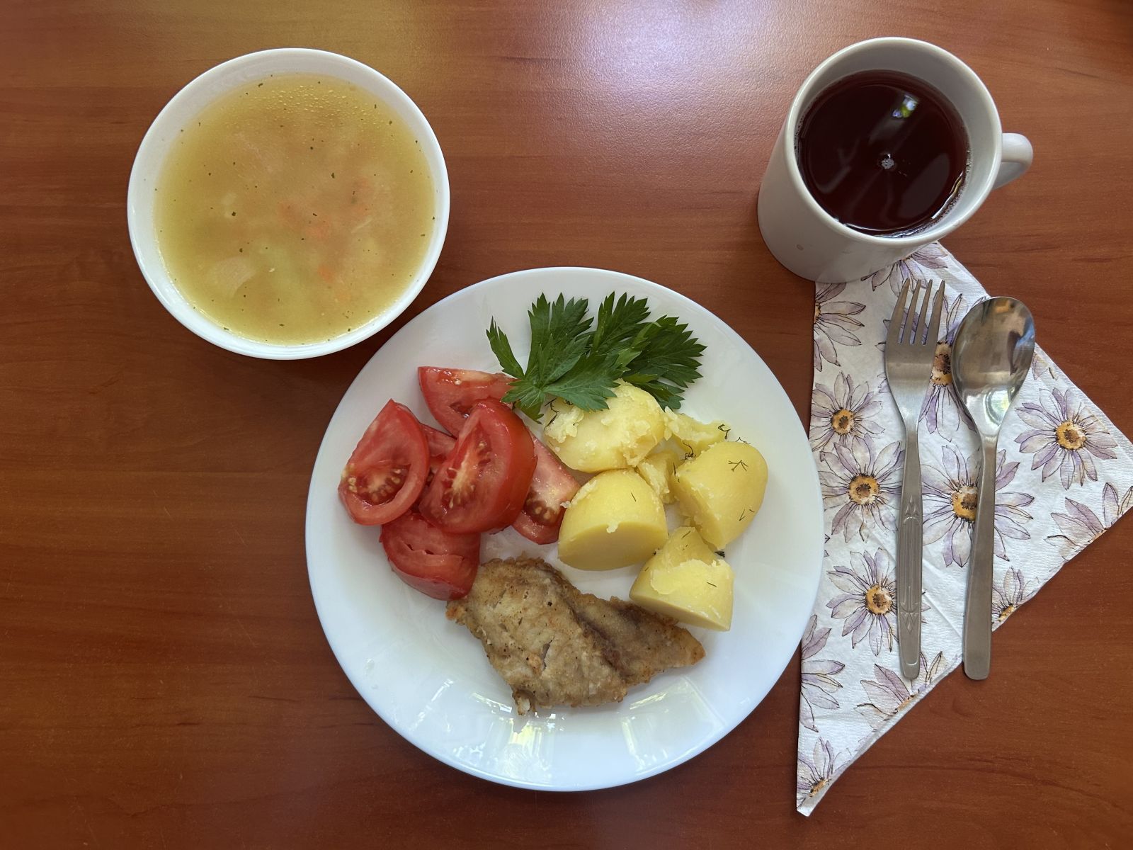 Zupa grysikowa, filet rybny, ziemniaki gotowane, pomidory z olejem, kompot