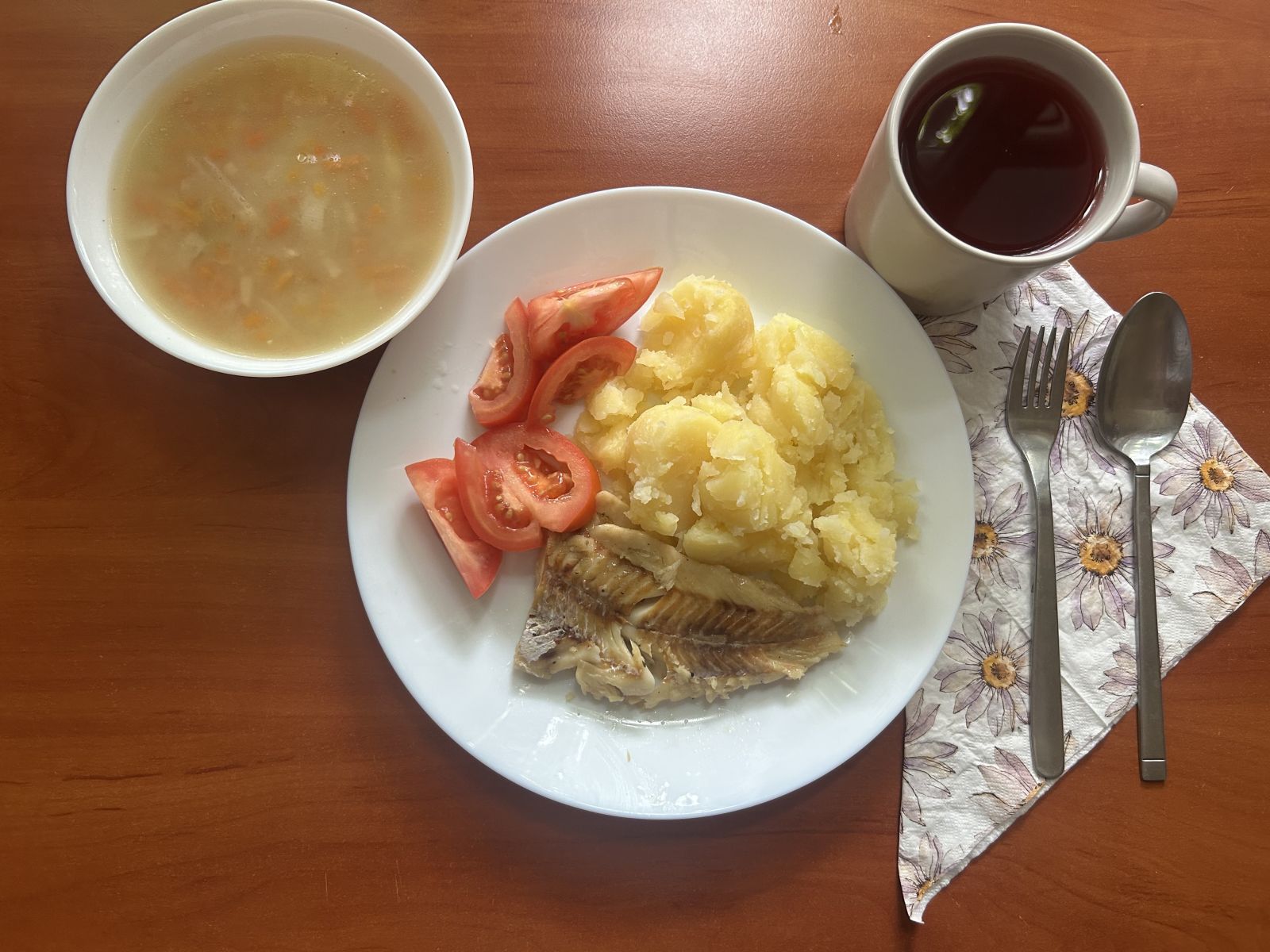 Zupa grysikowa, filet rybny, ziemniaki gotowane, pomidory z olejem, kompot