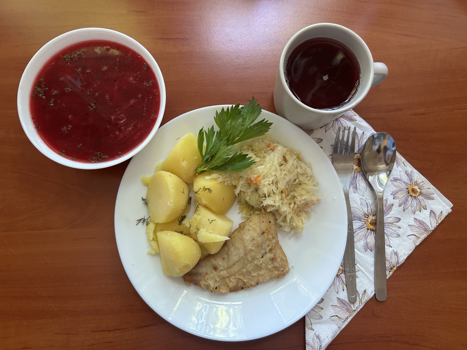 Barszcz czerwony, filet rybny, ziemniaki gotowane, surówka z kapusty kiszonej, kompot