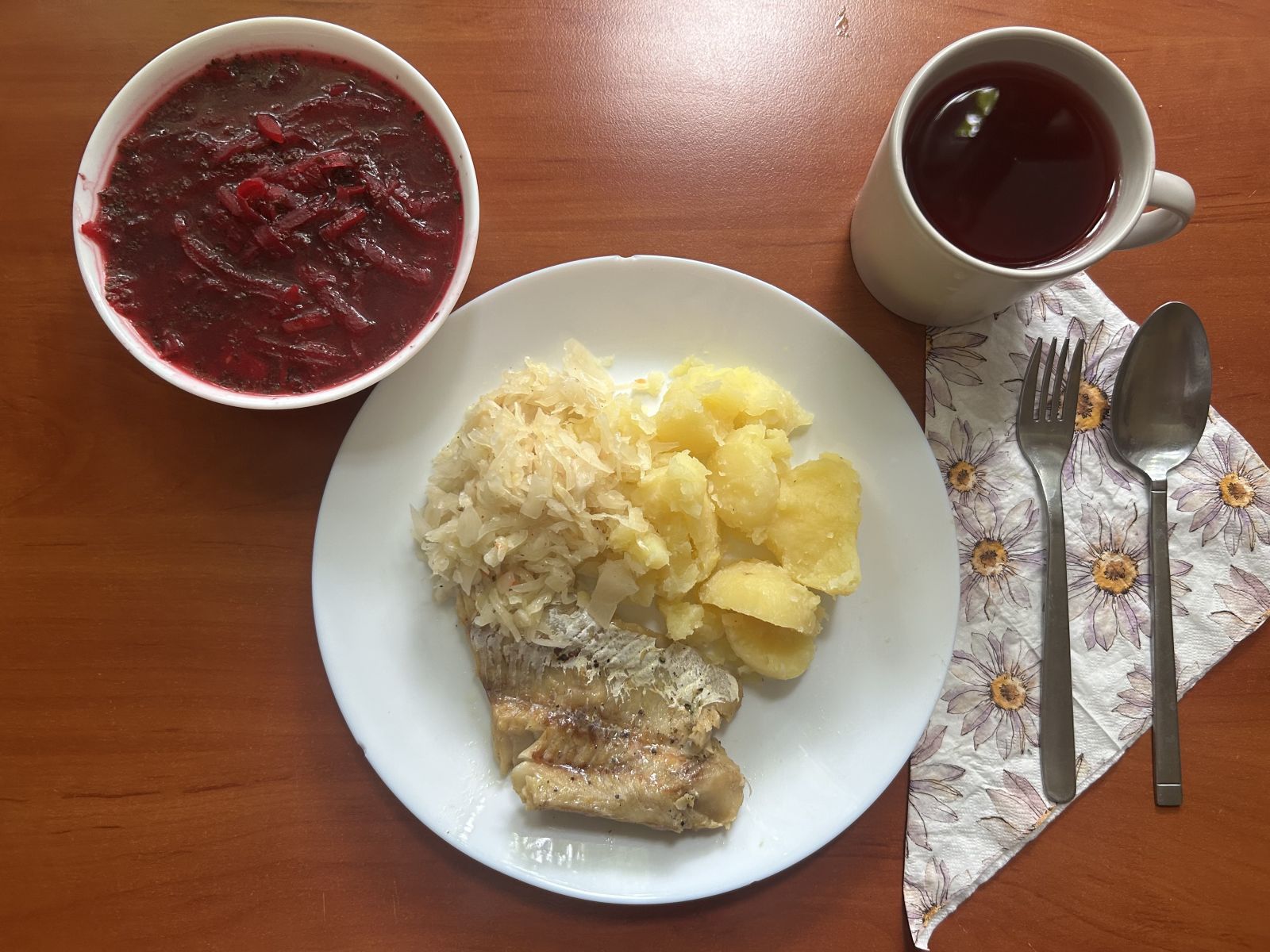 Barszcz czerwony, filet rybny, ziemniaki gotowane, surówka z kapusty kiszonej, kompot