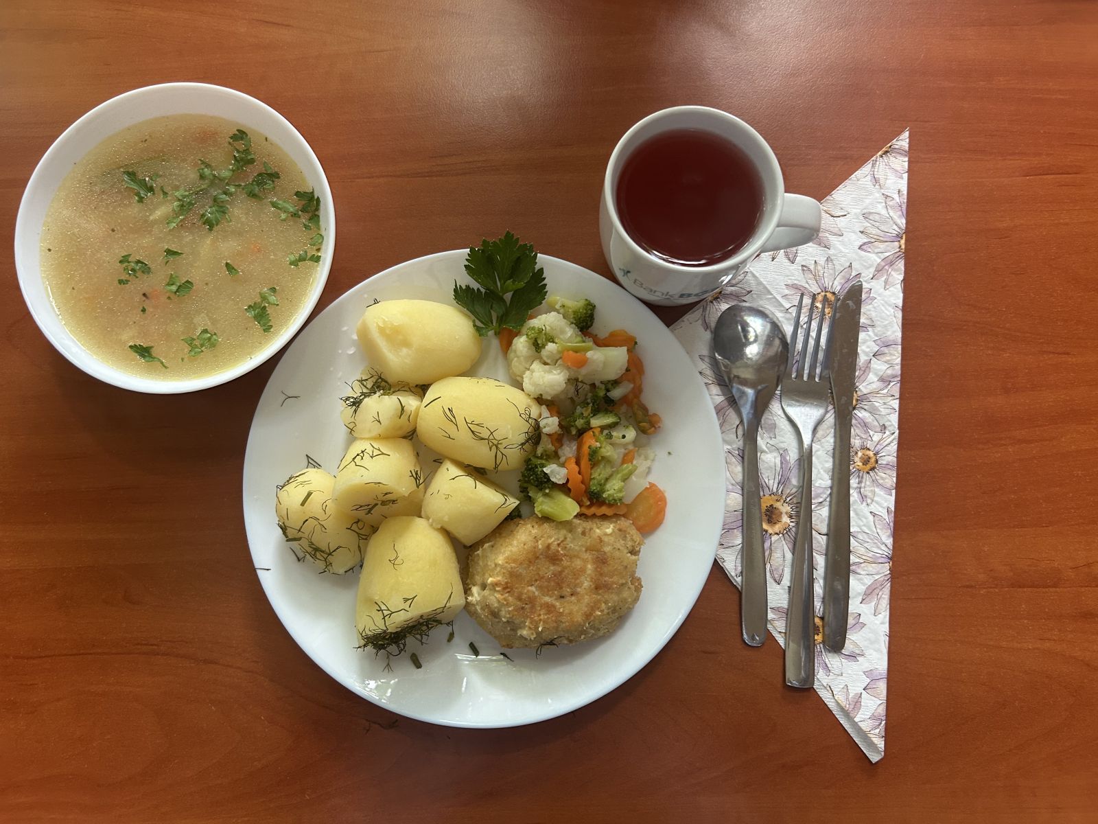 Krupnik, kotlet rybny, ziemniaki, warzywa gotowane, kompot