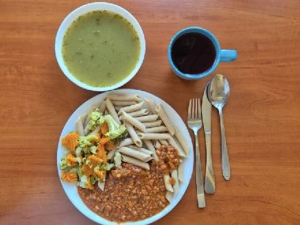 Zupa szczawiowa, makaron z sosem bolognese, bukiet warzyw gotowanych, kompot