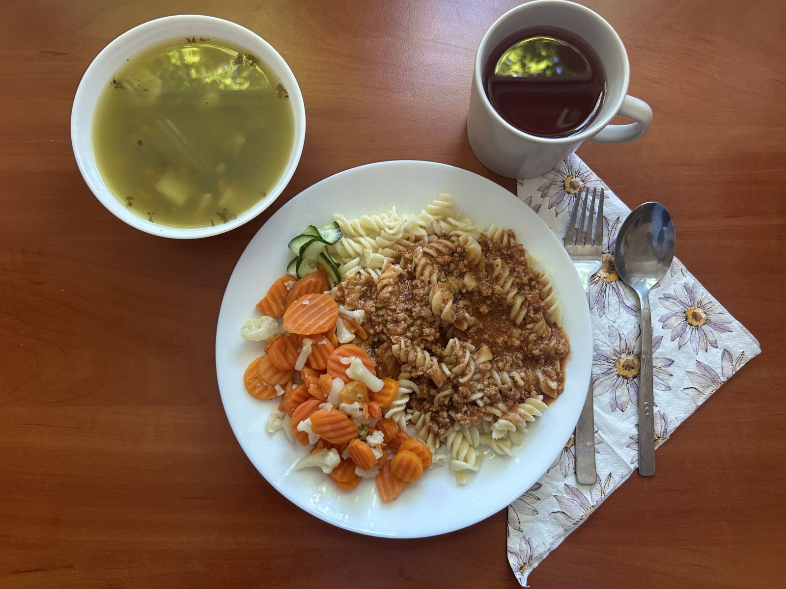 Zupa szczawiowa, makaron z sosem bolognese, bukiet warzyw gotowanych, kompot