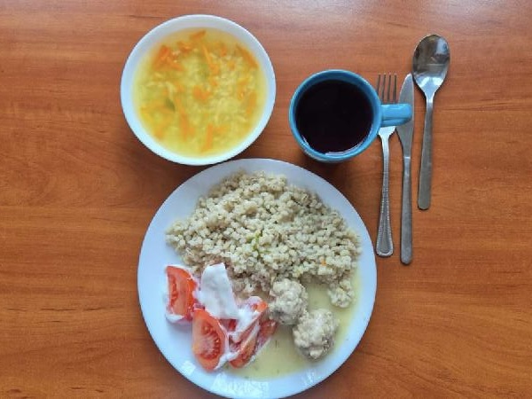 Zupa ryżowa, pulpety w sosie, kasza jęczmienna, pomidory z jogurtem , kompot