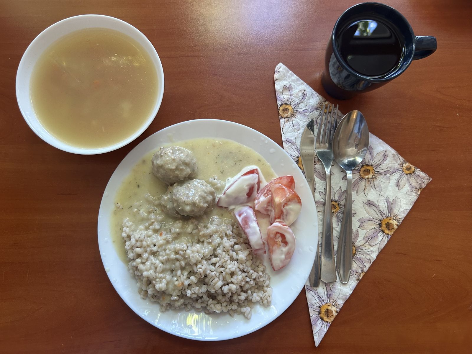 Zupa ryżowa, pulpety w sosie, kasza jęczmienna, pomidory z jogurtem , kompot