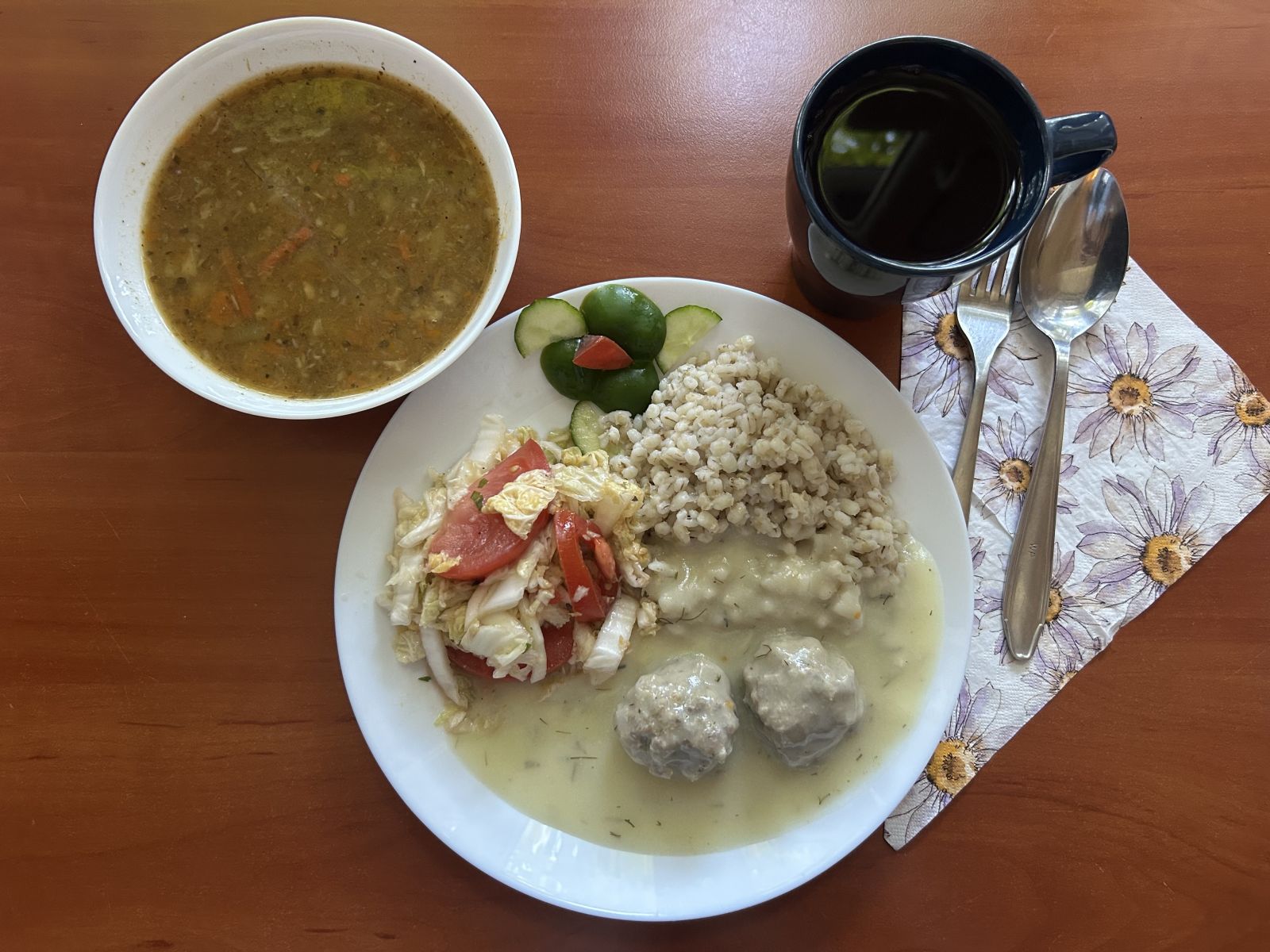 Zupa grochowa, pulpety w sosie, kasza jęczmienna, surówka z kapusty , kompot