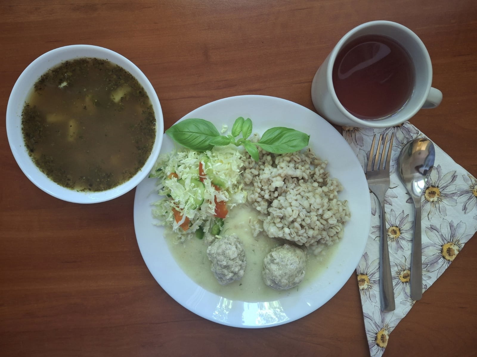 Zupa grochowa, pulpety w sosie, kasza jęczmienna, surówka z kapusty , kompot