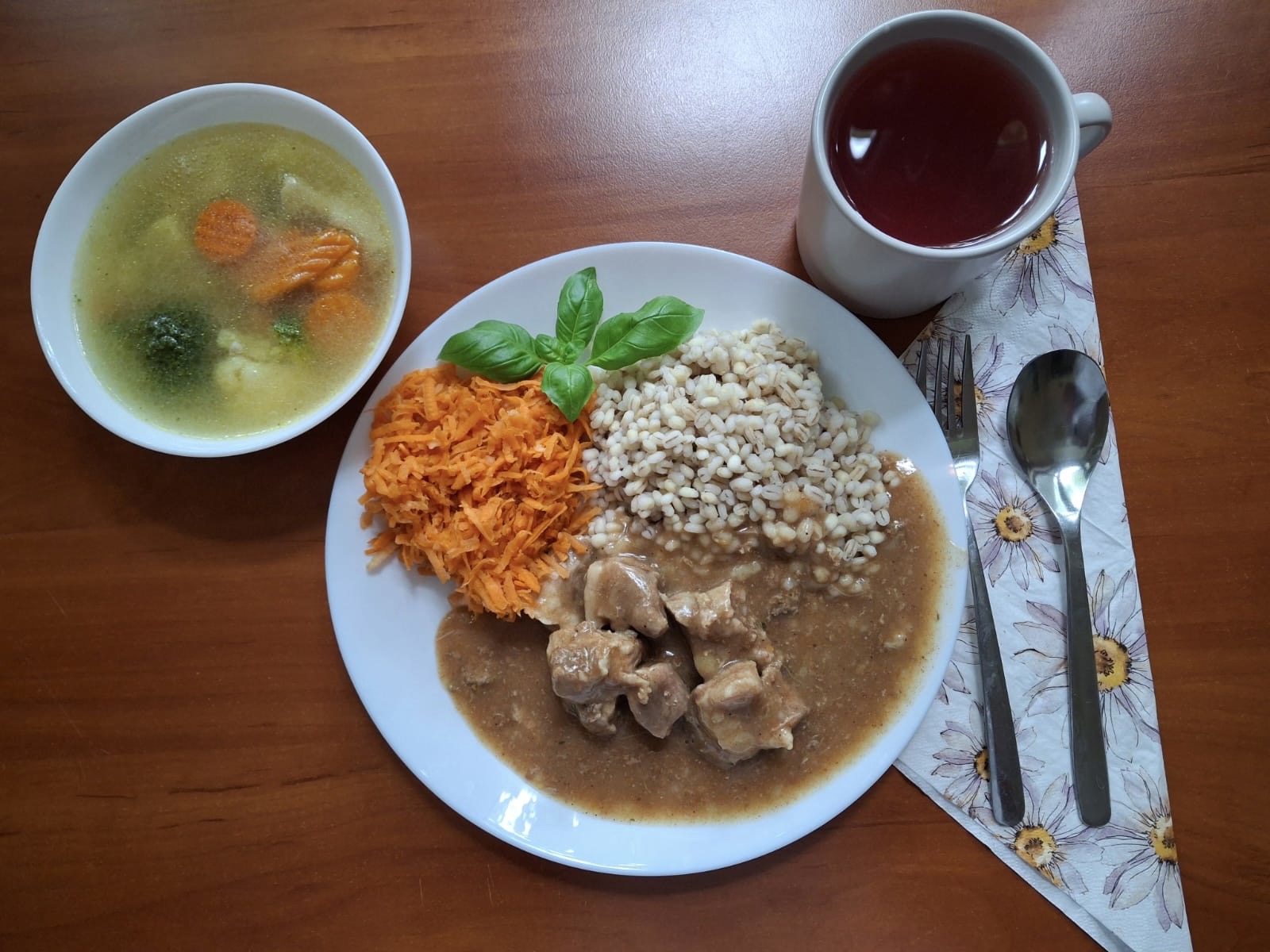 Zupa jarzynowa, gulasz wieprzowy, kasza jęczmienna, surówka z marchewki, kompot