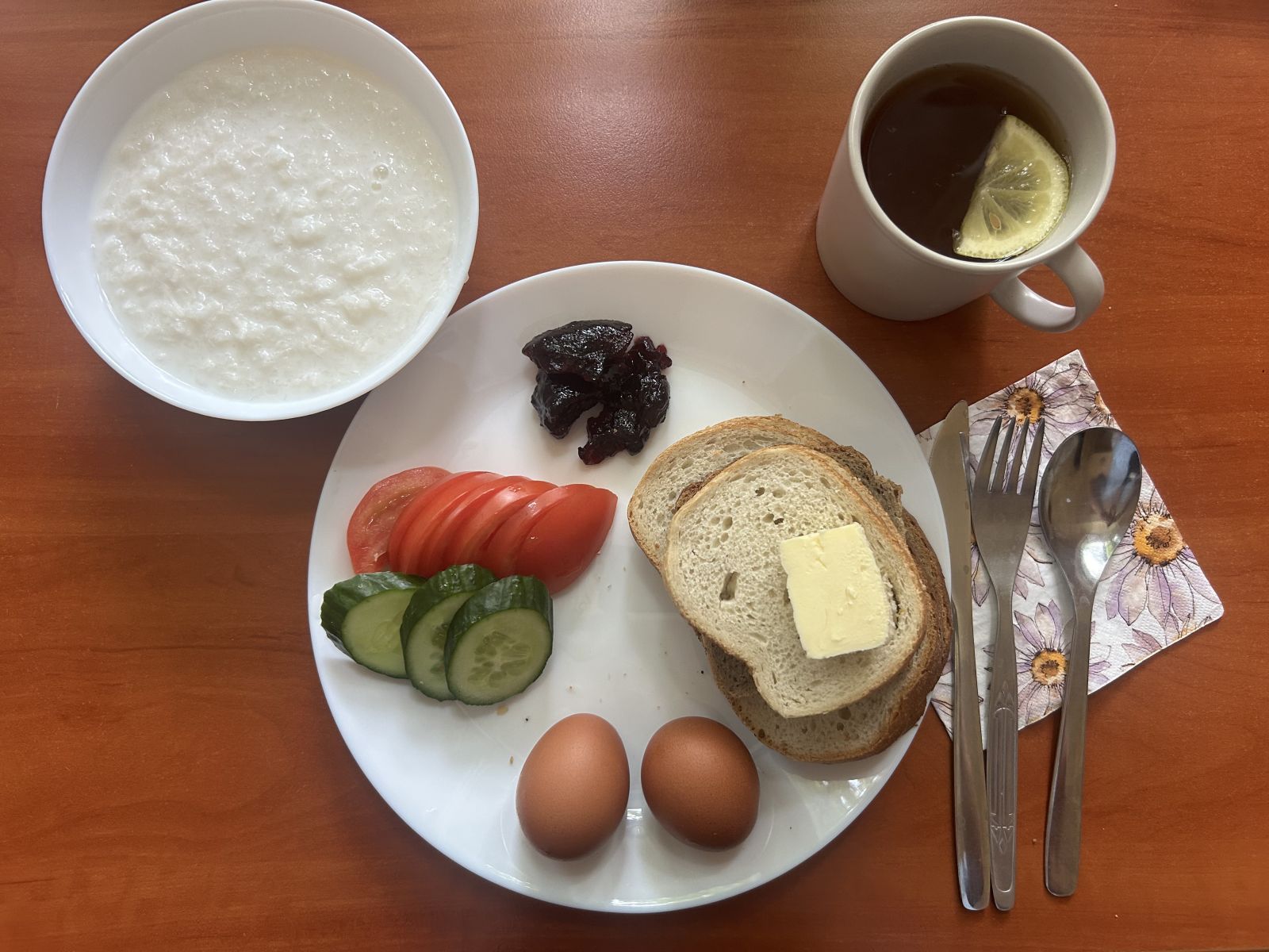 Płatki ryżowe na mleku, chleb pszenny i żytni, pomidor, ogórek, papryka, jaja, dżem