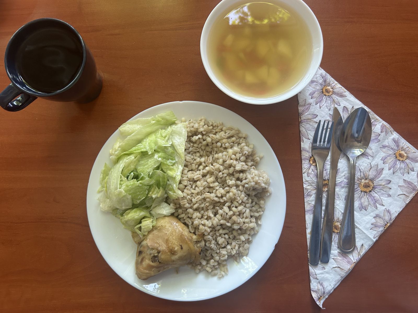 Zupa ziemniaczana, udka, ziemniaki, sałata z jogurtem, kompot