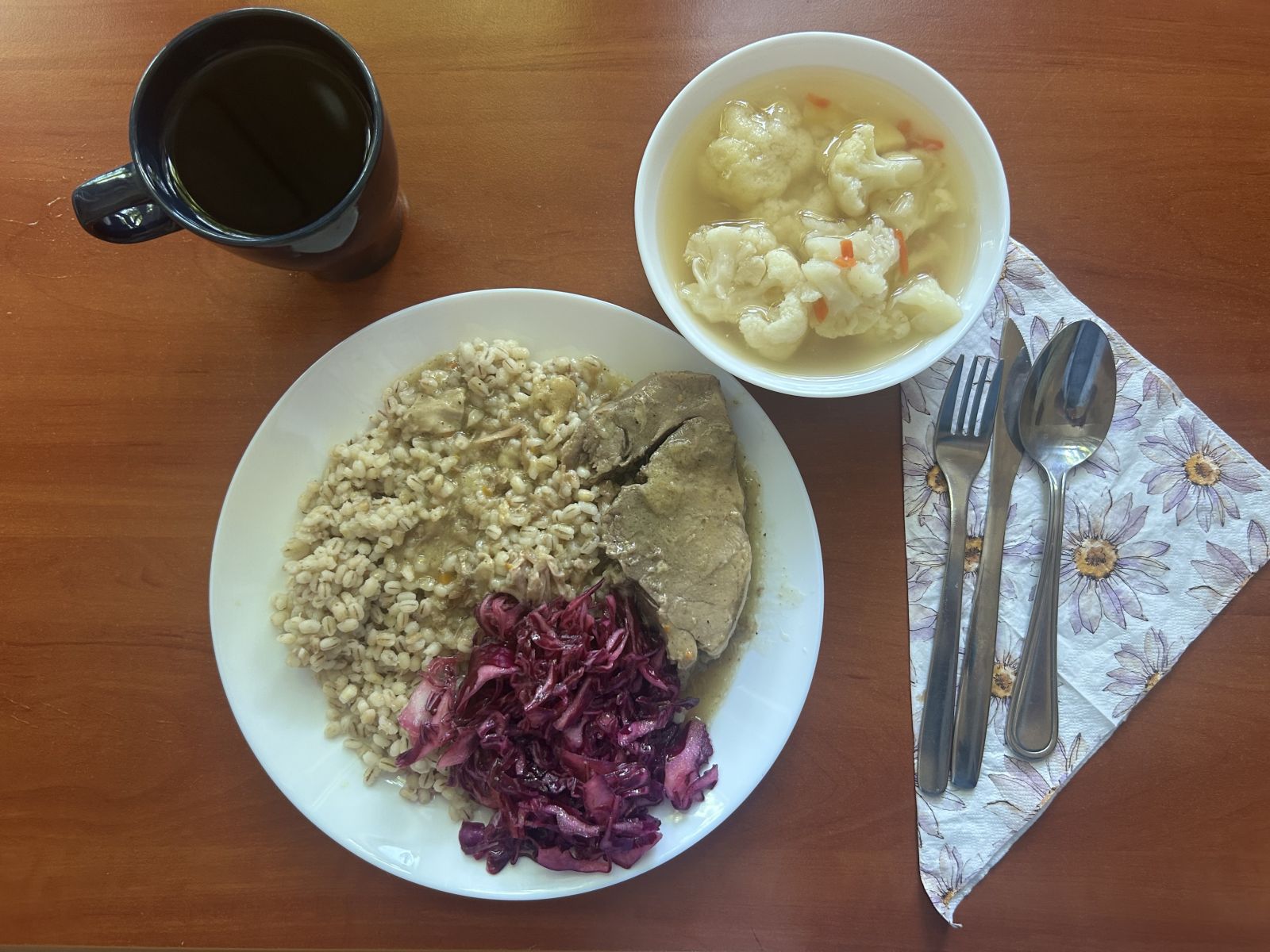 Zupa kalafiorowa, karkówka, ziemniaki, surówka z kapusty czerwonej, kompot