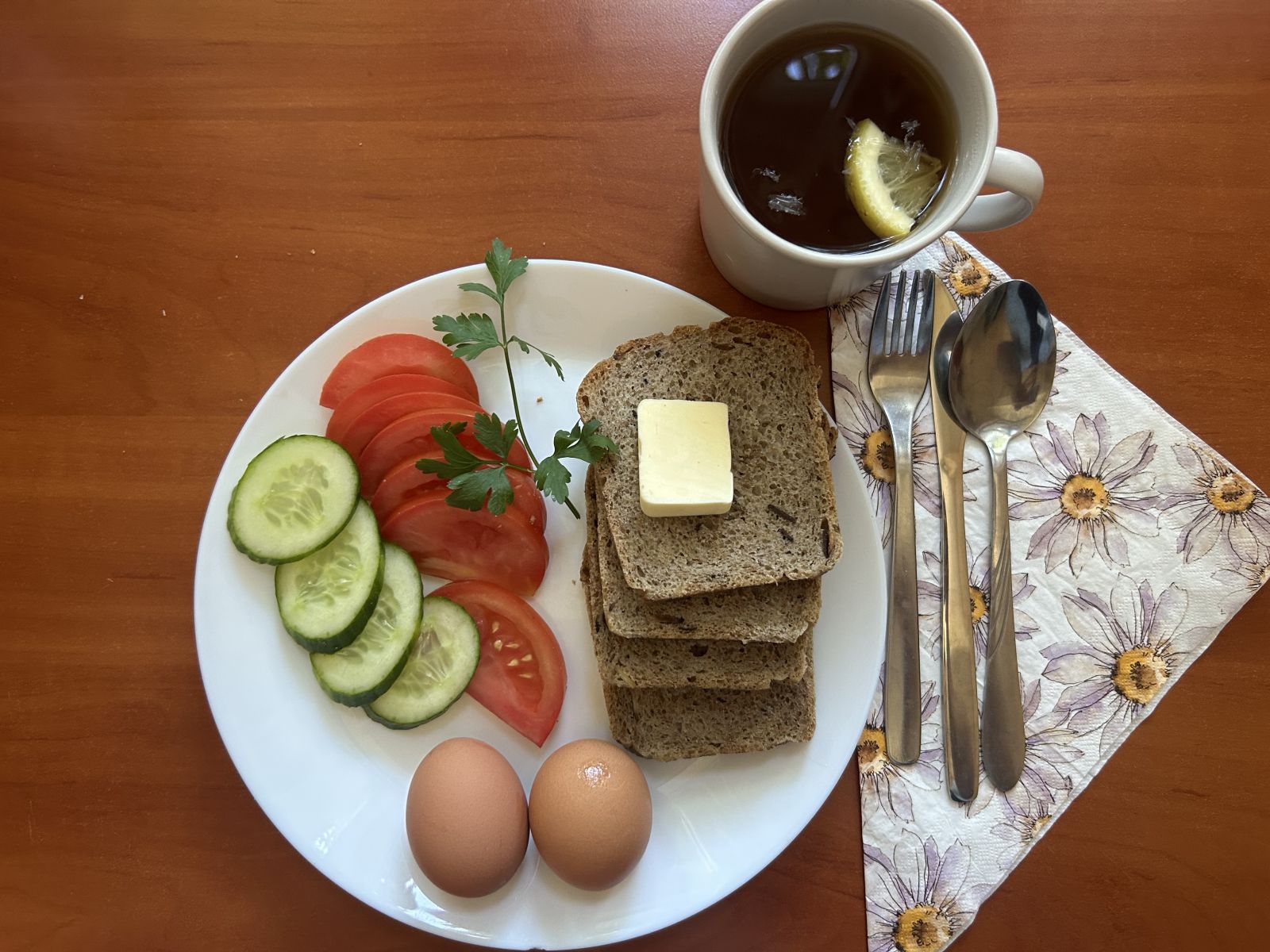 Chleb żytni, pomidor, ogórek, papryka, jaja, herbata