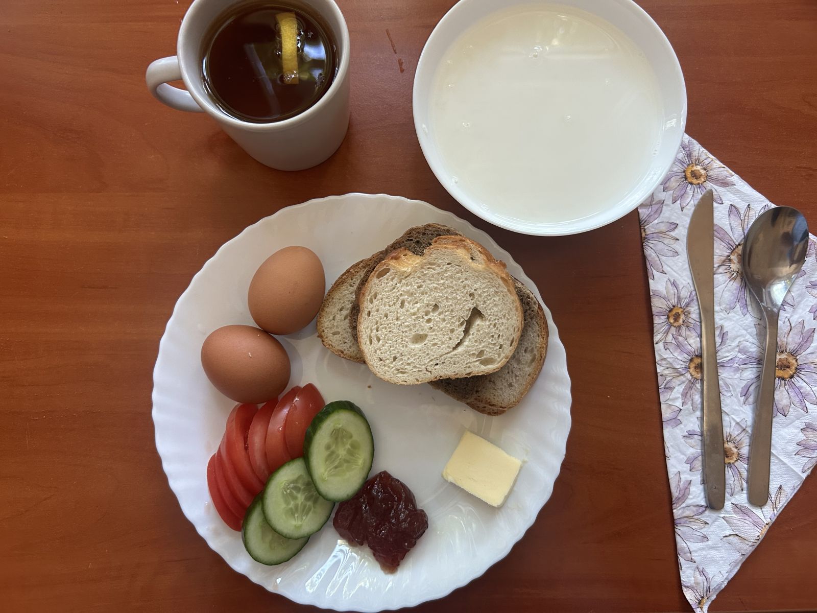 Płatki ryżowe na mleku, chleb pszenny i żytni, pomidor, ogórek, papryka, jaja, dżem