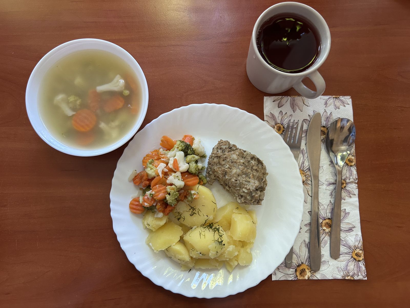 Zupa jarzynowa, kotlet mięsno-ryżowy, ziemniaki gotowane, bukiet warzyw gotowanych, kompot