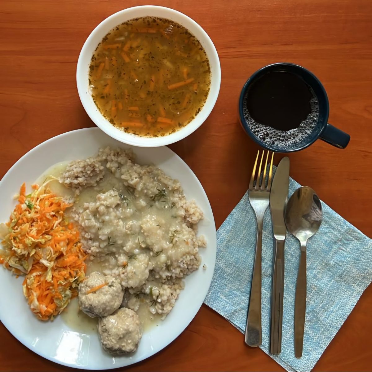 zupa grochowa, pulpety z kaszą i sur&oacute;wką z kapusty pekińskiej, kompot