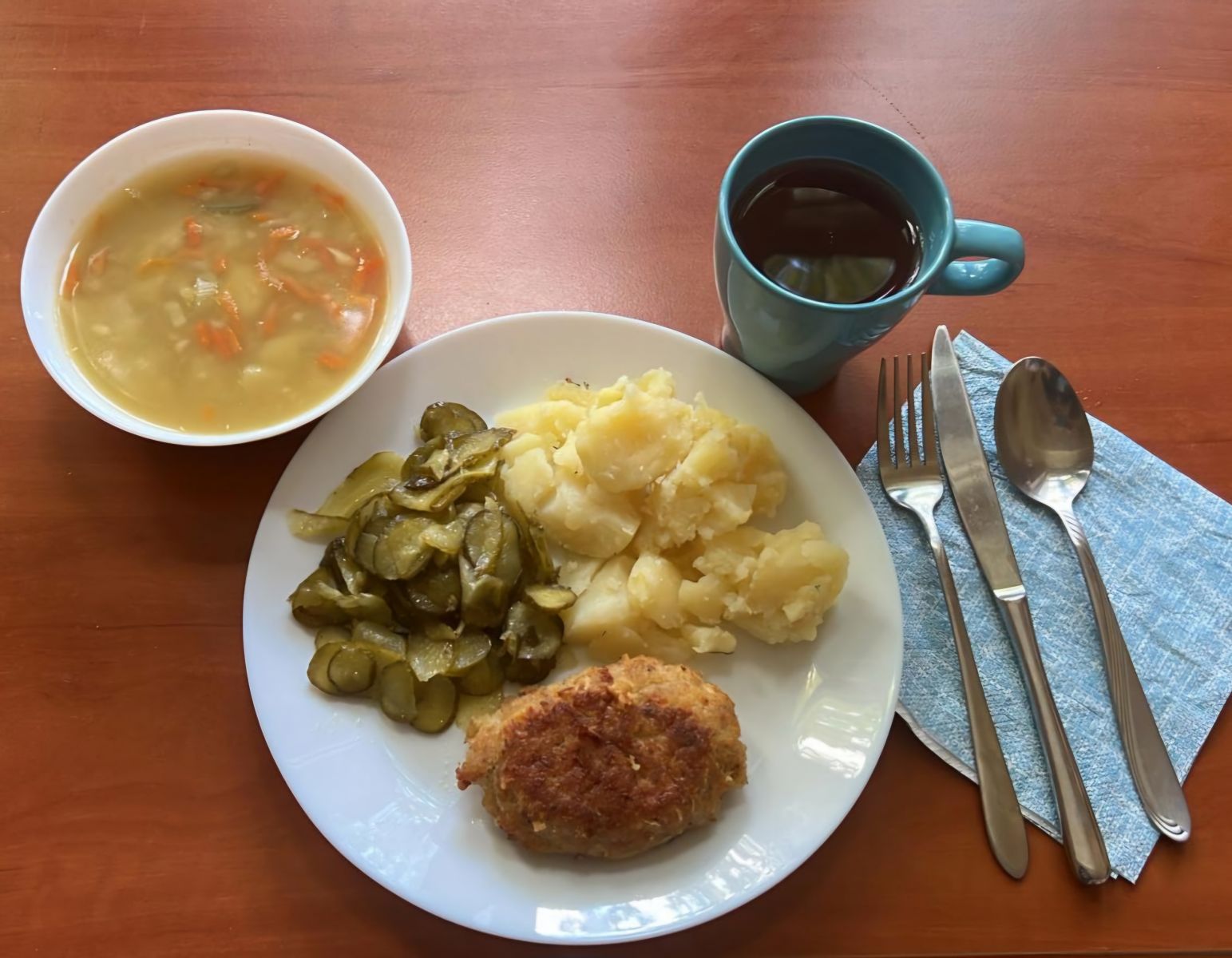 zupa z soczewicy, kotlet rybny, ziemniaki, og&oacute;rek kiszony, kompot