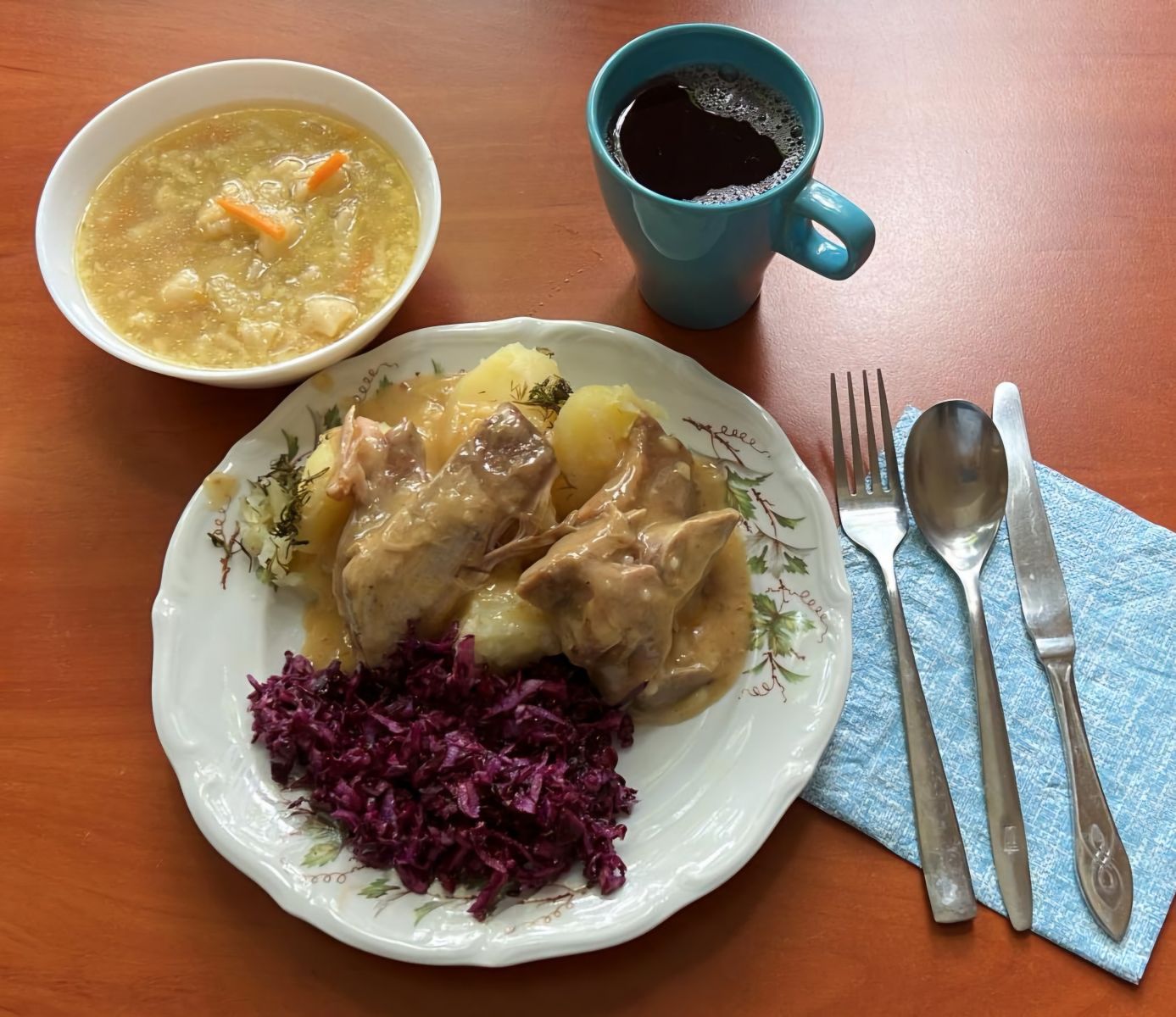 zupa kalafiorowa, kark&oacute;wka w sosie, ziemniaki, sur&oacute;wka z czerwonej kapusty, kompot