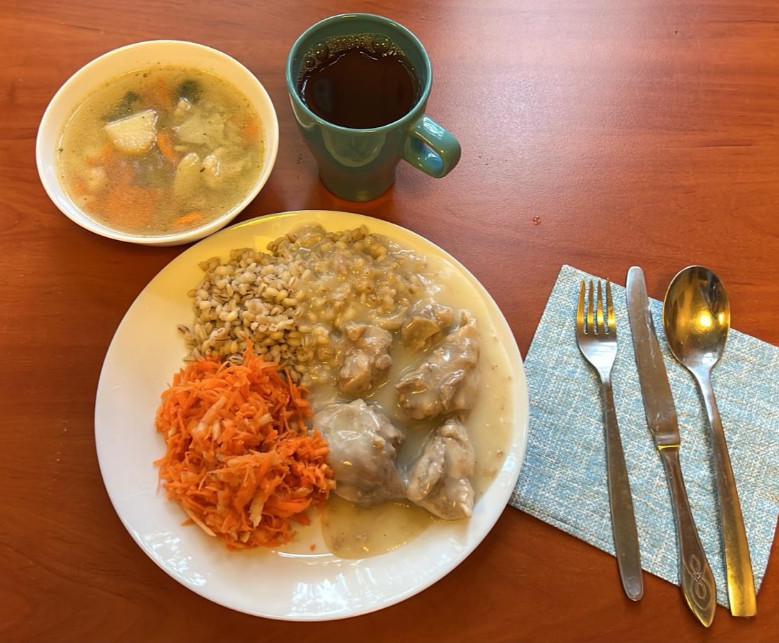 zupa jarzynowa, gulasz drobiowy z kaszą i sur&oacute;wką z marchewki, kompot