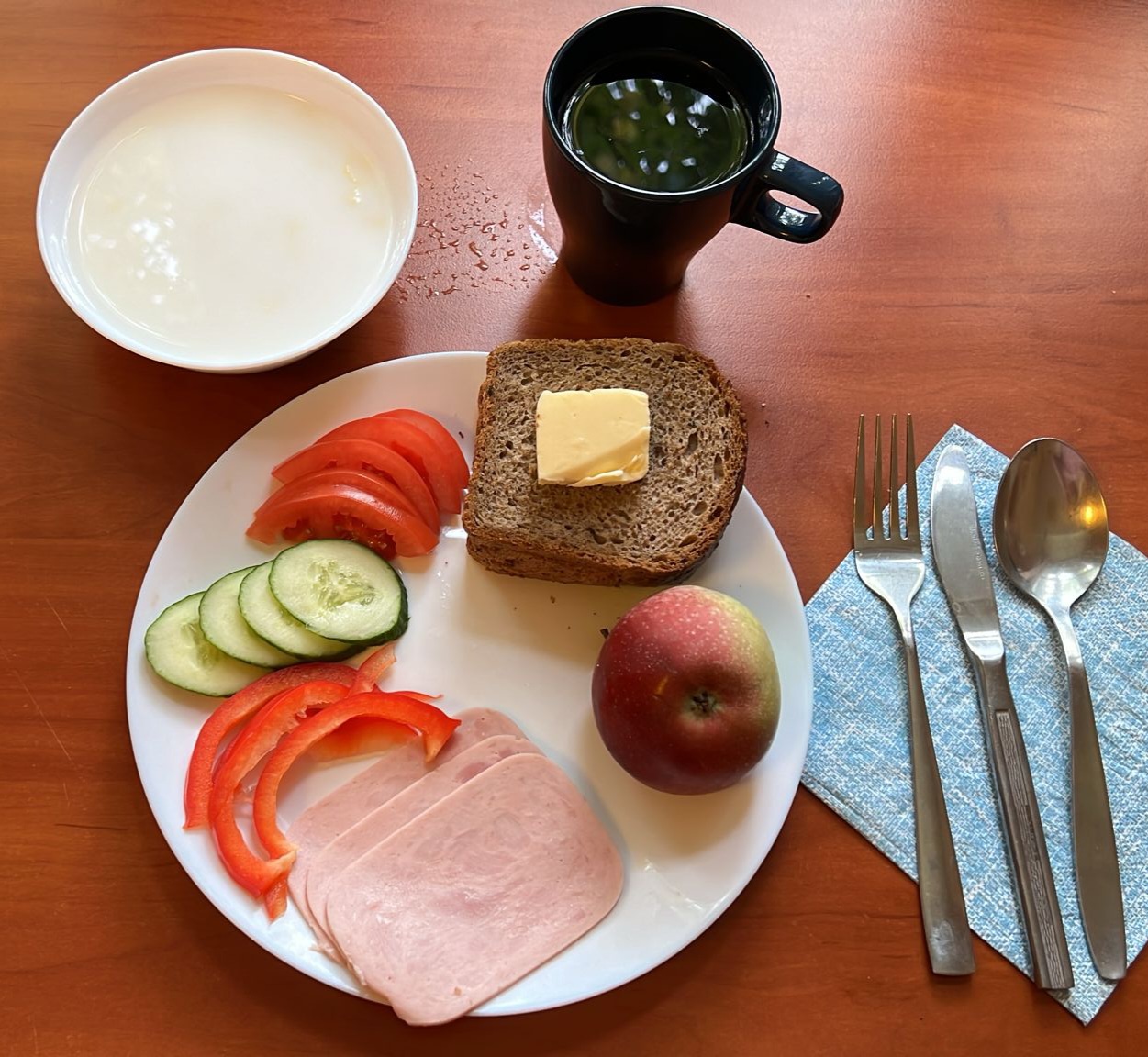 zupa mleczna, dżem, kanapki z wędliną i warzywami, herbata z cytryną, jabłko