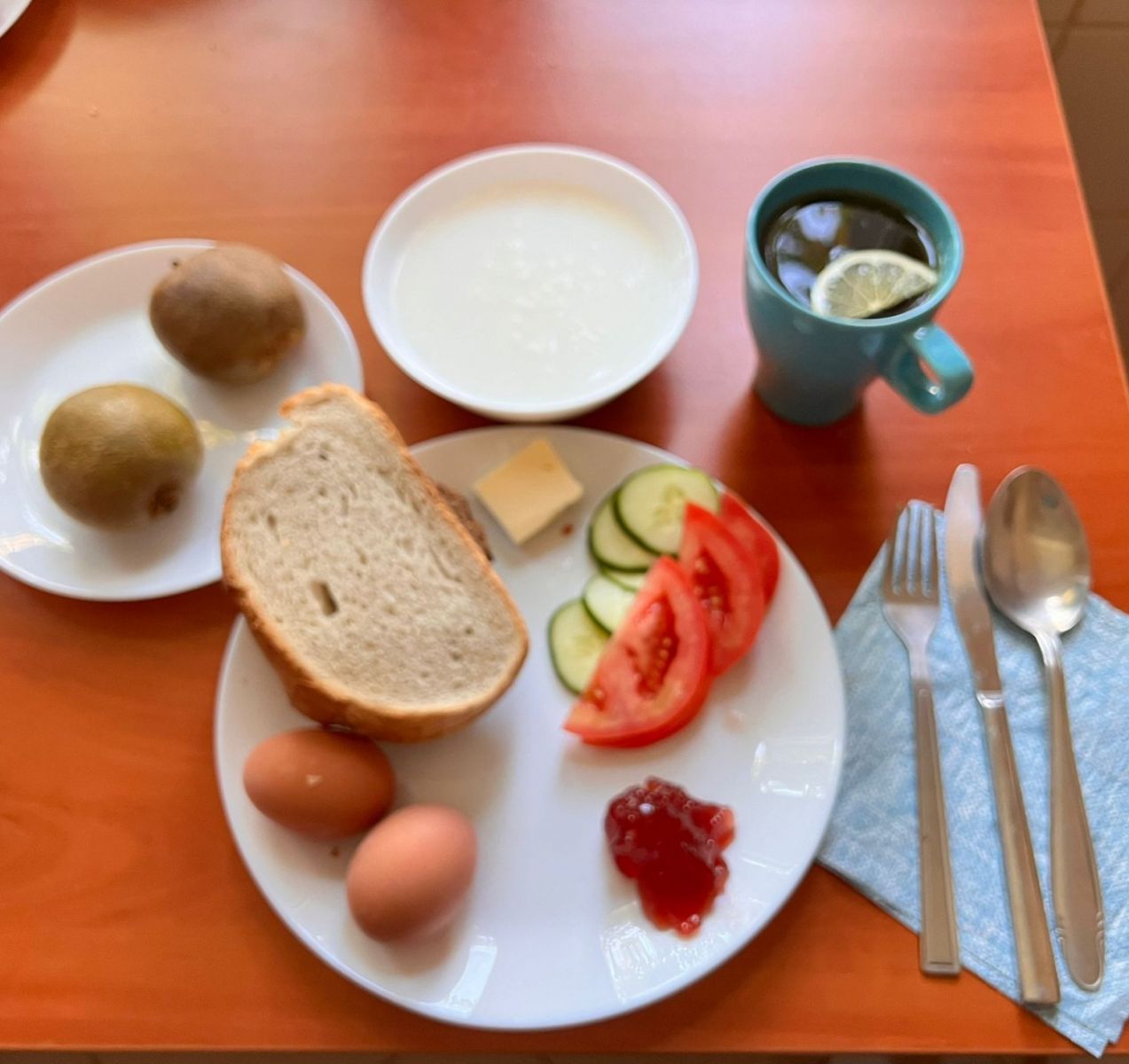zupa mleczna, dżem, kanapki z jajkiem i warzywami, herbata z cytryną, kiwi