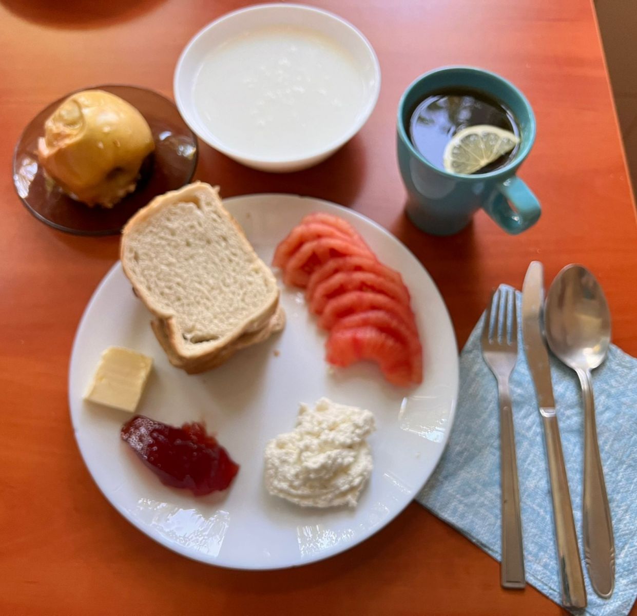 zupa mleczna, dżem, kanapki z twarożkiem i pomidorem, herbata z cytryną, jabłko pieczone