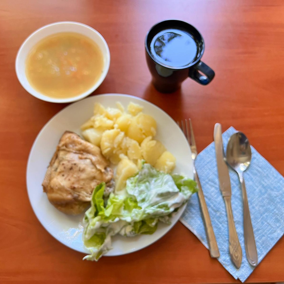 zupa ziemniaczana, udko pieczone, ziemniaki, sałata z jogurtem, kompot