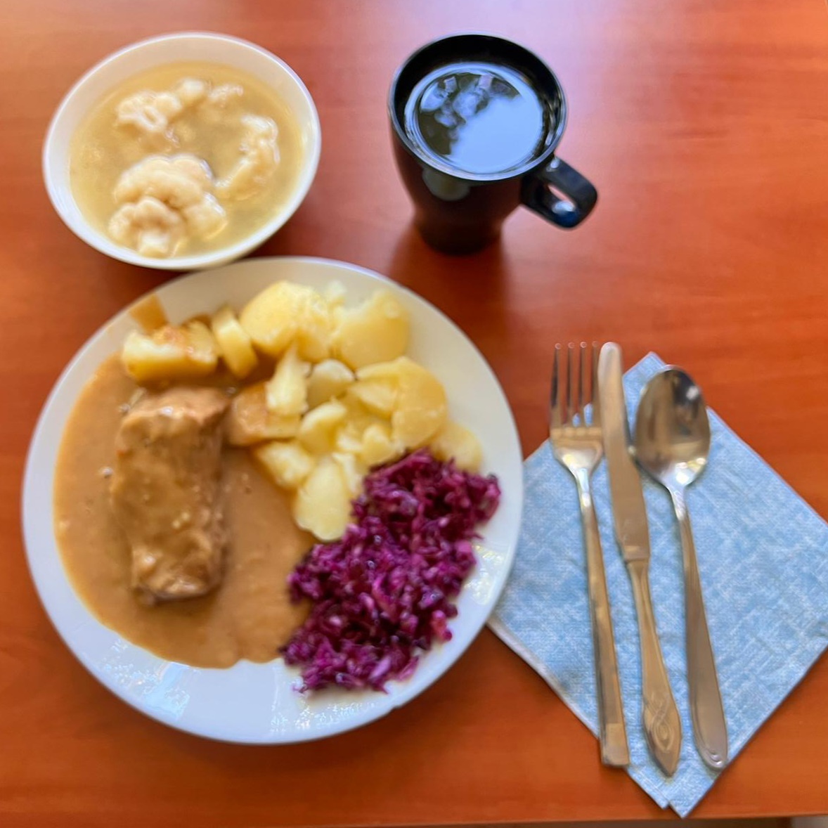 zupa ziemniaczana, kark&oacute;wka z czerwoną kapustą i ziemniakami, kompot