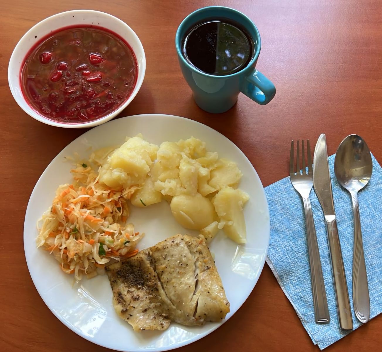 barszcz czerwony, filer rybny, ziemniaki, sur&oacute;wka z kiszonej kapusty, kompot