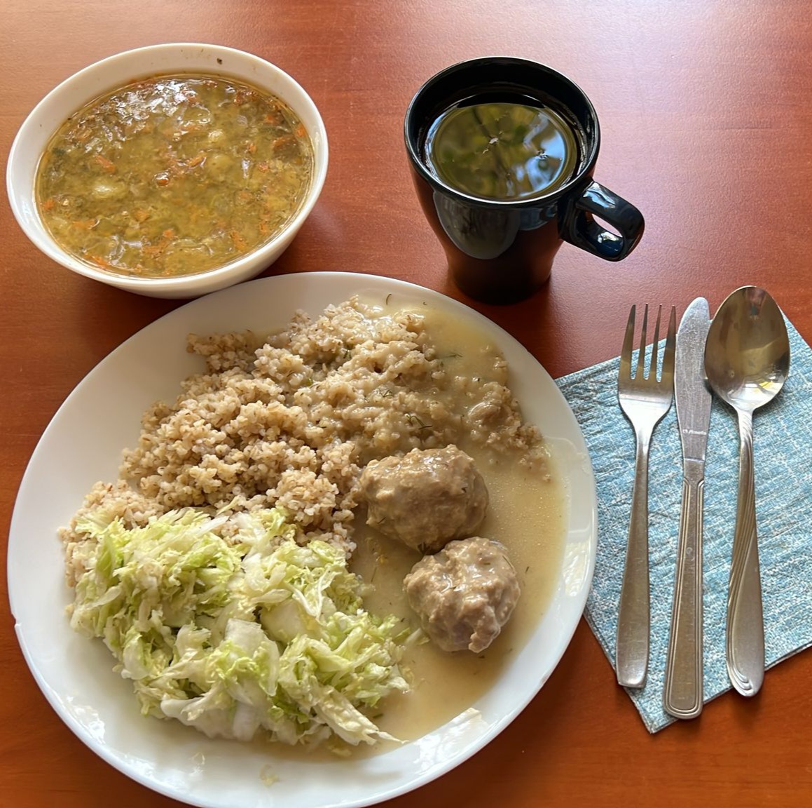 zupa grochowa, pulpety w sosie, kasza i sur&oacute;wka z kapusty pekińskiej, kompot