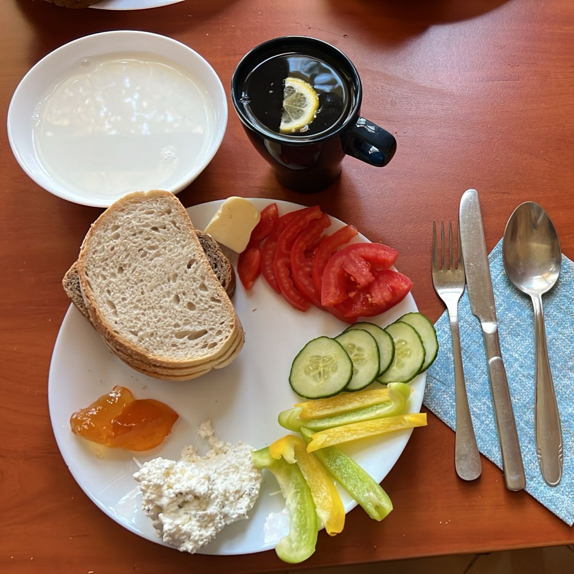 zupa mleczna, dżem, kanapki z twarożkiem i warzywami, herbata z cytryną