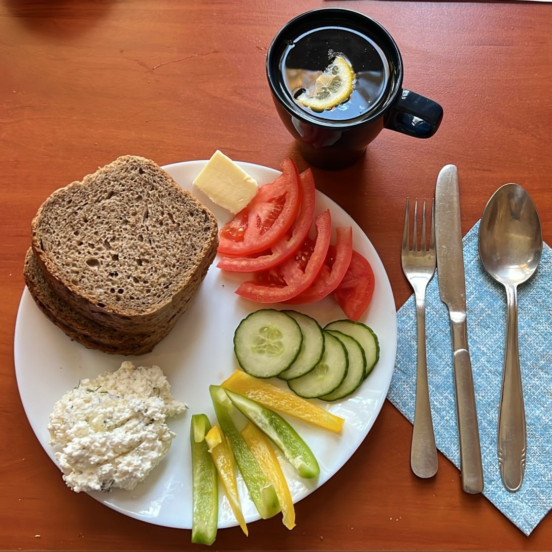 kanapki z twarożkiem i warzywami, herbata z cytryną