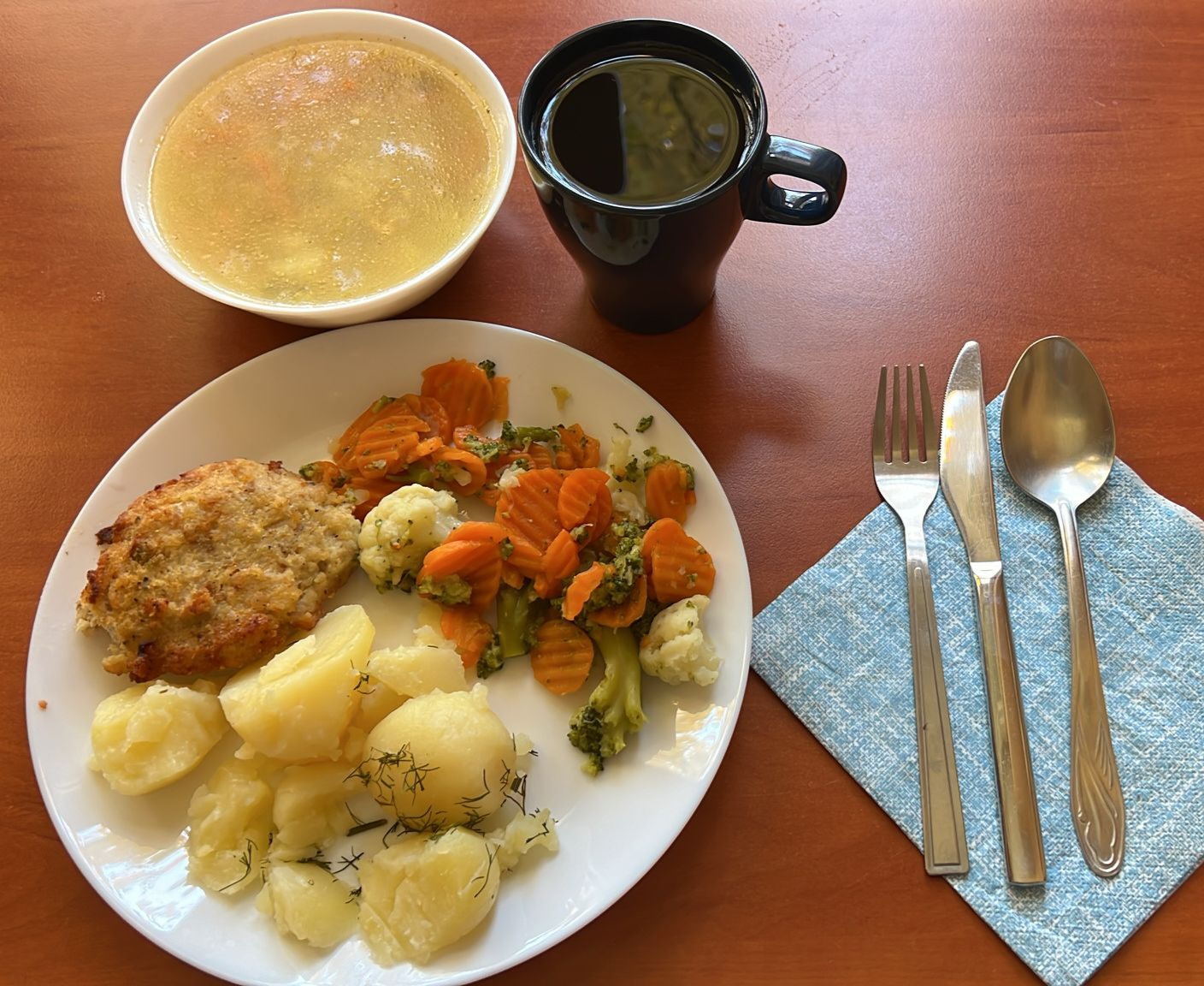 krupnik, kotlet rybny, ziemniaki, bukiet warzyw, kompot