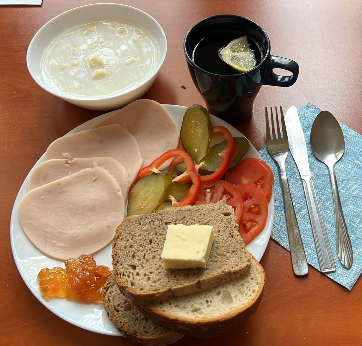 makaron na mleku, dżem, kanapki z wędliną, warzywami, herbata z cytryną