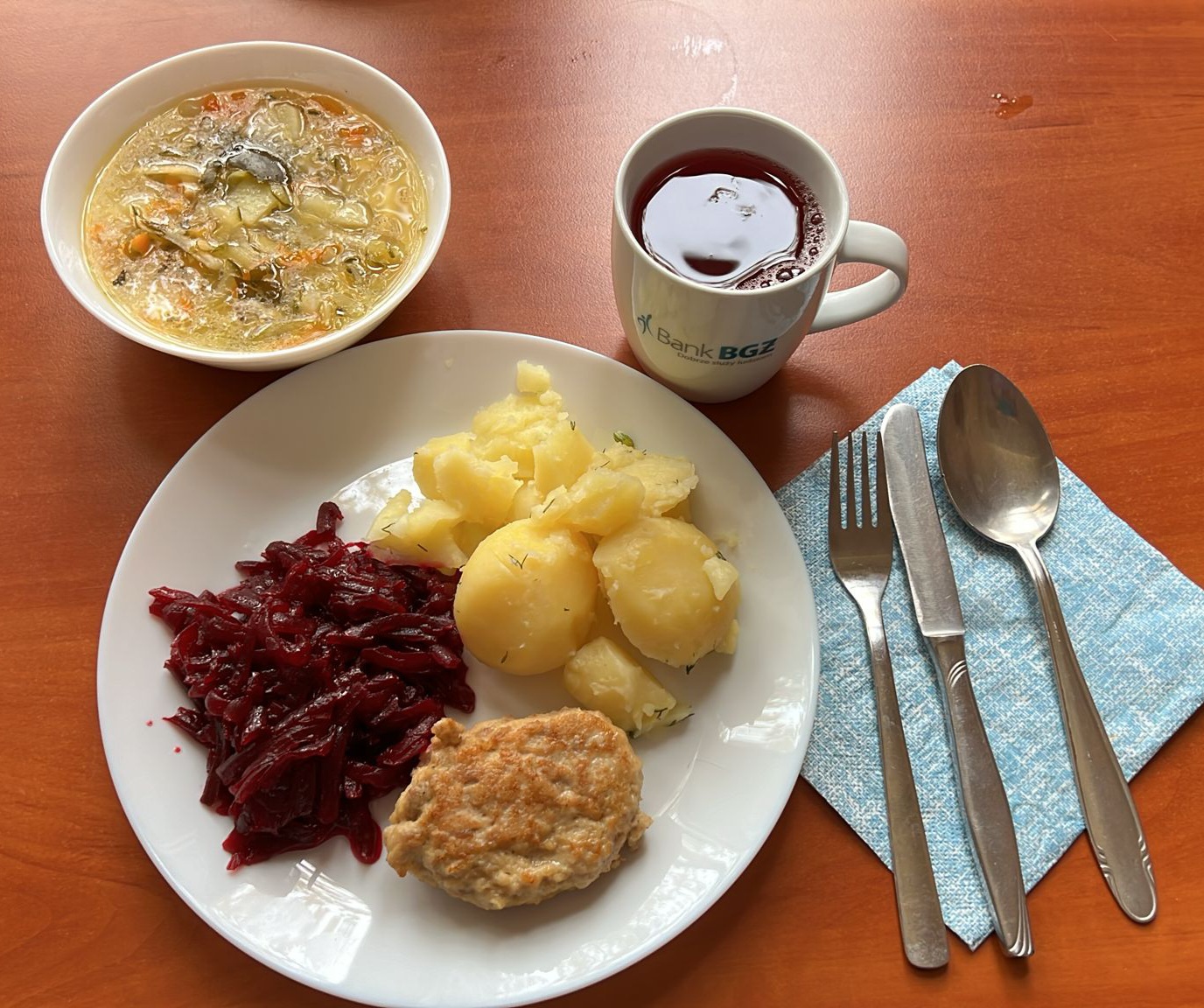 zupa og&oacute;rkowa, kotlet mielony z ziemniakami i burakami, kompot