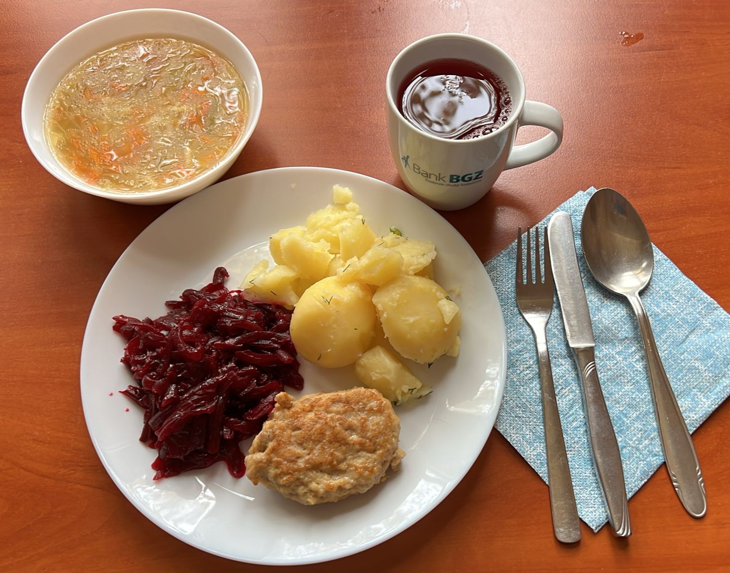 zypa ryżowa, kotlet mielony z ziemniakami i burakami, kompot