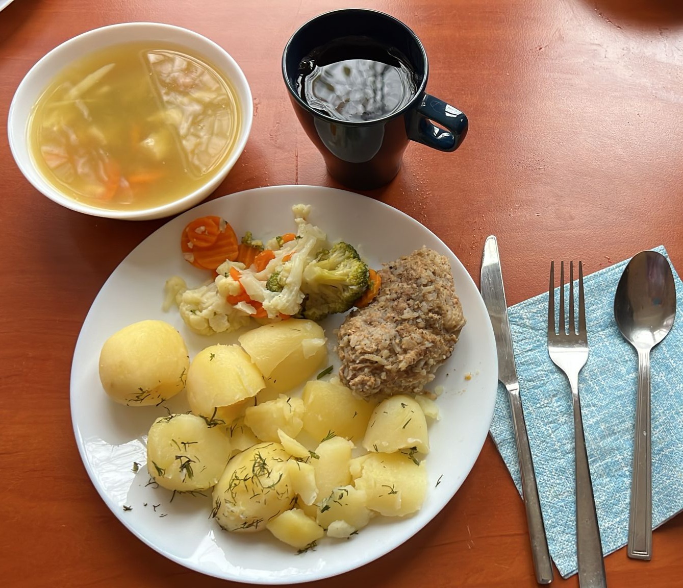 zupa jarzynowa, kotlet mięsno-ryżowy, ziemniaki, bukiet warzyw, kompot
