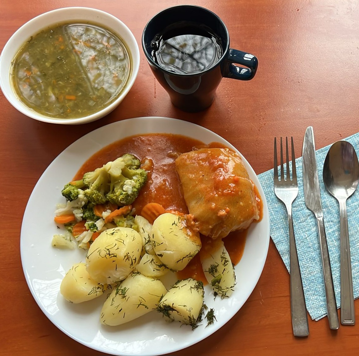 zupa szczawiowa, gołąbek w sosie pomidorowym, ziemniaki, bukiet warzyw, kompot