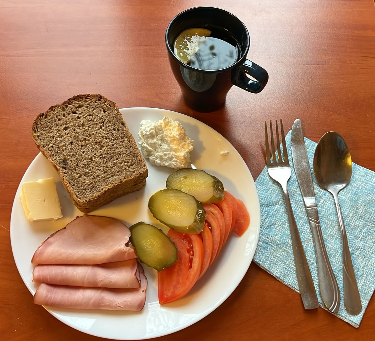 kanapki z twarogiem, wędliną i warzywami, herbata z cytryną