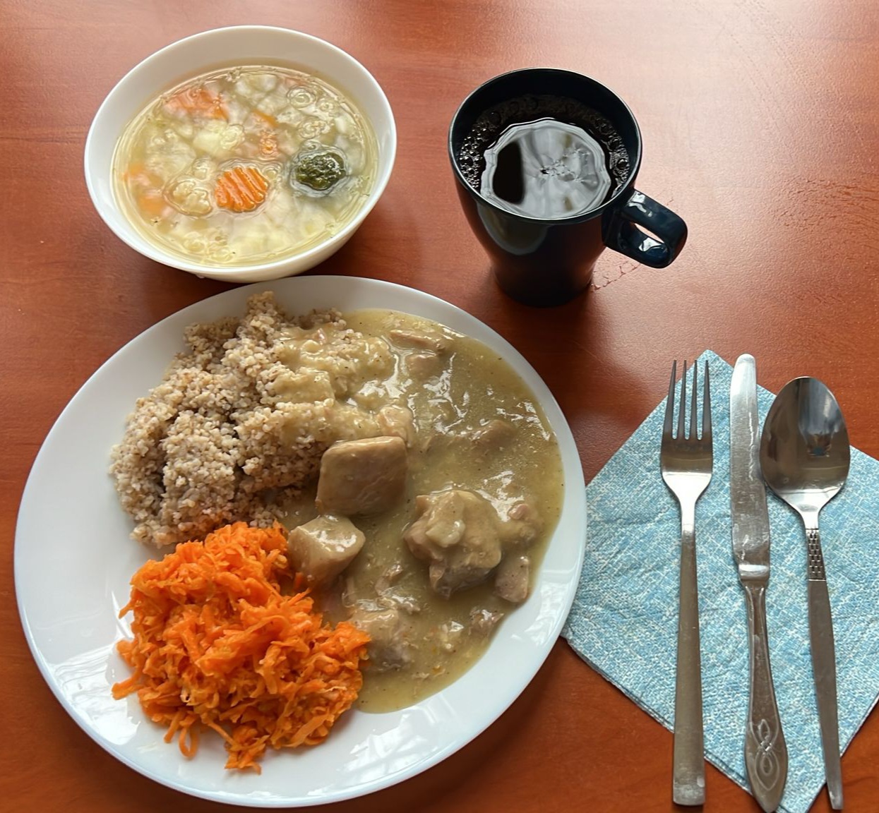 zupa jarzynowa, gulasz z kaszą i sur&oacute;wką, kompot