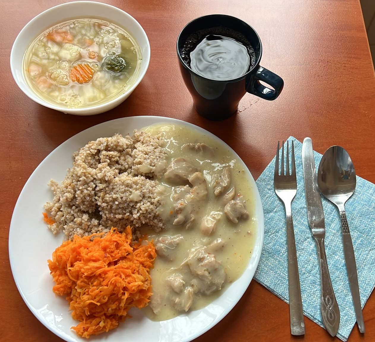 zupa jarzynowa, gulasz drobiowy z kaszą i sur&oacute;wką, kompot