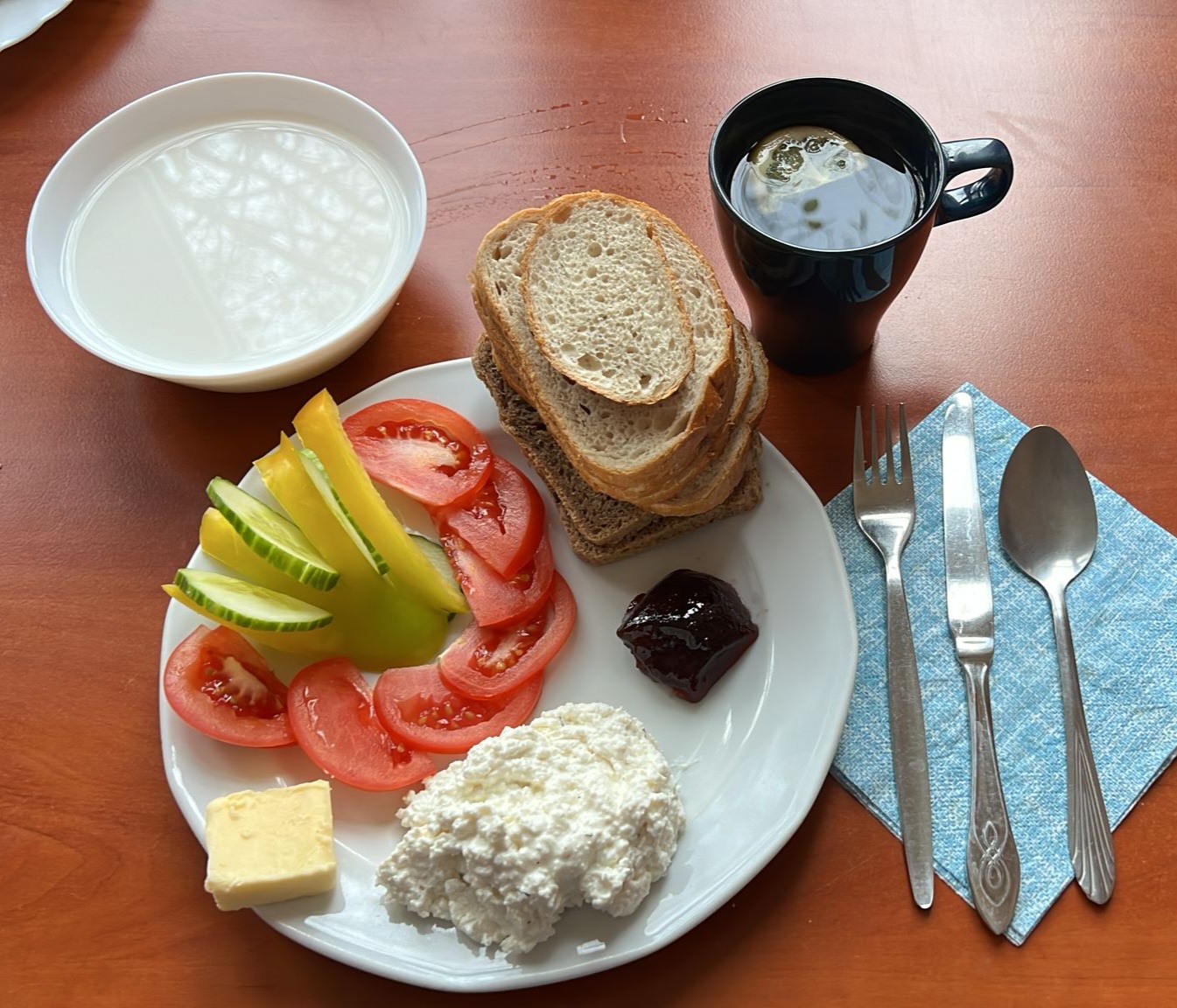 zupa mleczna, dżem, kanapki z twarogiem i warzywami, herbata z cytryną
